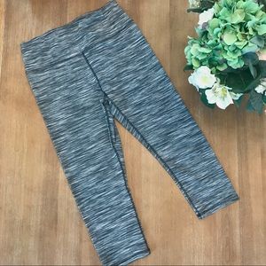 Grey patterned athletic leggings